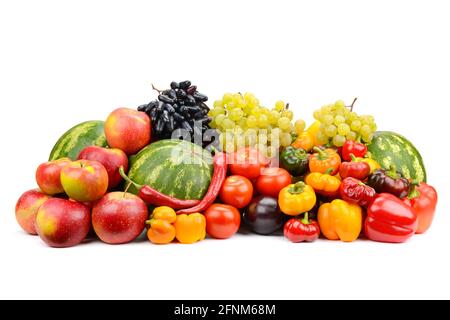 Verdure e frutta fresche e mature isolate su sfondo bianco Foto Stock