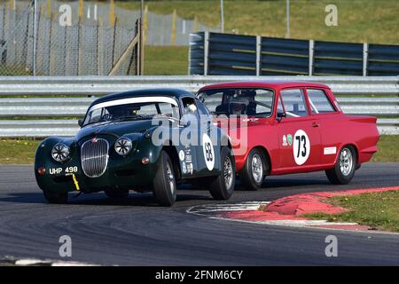 Notevole inclinazione attraverso Murrays, Marc Gordon, Jaguar XK150, Historic Touring Car Championship, Historic Sports Car Club, HSCC, Jim Russell Trophy Foto Stock