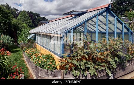 Corps-Nuds, Francia. Dipartimento di Ille-et-Vilaine. Quindici chilometri a sud di Rennes, Luc Bienvenu e il vasto giardino paesaggistico di Christine Bannier del 6000 Foto Stock