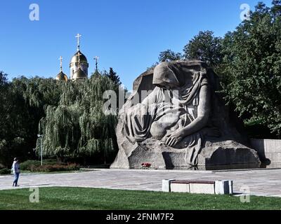 Russia ; Volgograd Oblast.Volgograd Gity Monumento alla Madre in Mamayev Kurgan in estate. Parte del complesso commemorativo Eroi della Battaglia di St Foto Stock