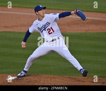 Los Angeles, Stati Uniti. 18 maggio 2021. Il lanciatore di partenza di Los Angeles Dodgers Walker Buehler (21) si snoda contro gli Arizona Diamondbacks durante il secondo assalto al Dodger Stadium di Los Angeles lunedì 17 maggio 2021. I Dodgers sconfissero i Diamondbacks 3-1. Foto di Jim Ruymen/UPI Credit: UPI/Alamy Live News Foto Stock