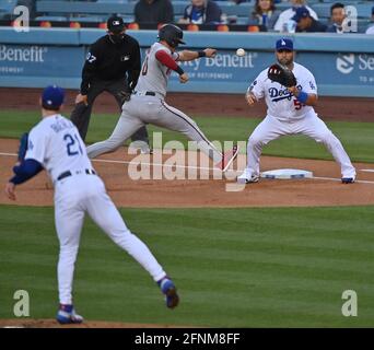 Los Angeles, Stati Uniti. 18 maggio 2021. Il lanciatore di partenza di Los Angeles Dodgers Walker Buehler (21) lancia la palla al primo baseman Albert Pujols (55) nel tentativo di decapaggio, mentre Josh Rojas (10) degli Arizona Diamondbacks salta al sacco durante il primo inning al Dodger Stadium di Los Angeles lunedì 17 maggio 2021. I Dodgers sconfissero i Diamondbacks 3-1. Foto di Jim Ruymen/UPI Credit: UPI/Alamy Live News Foto Stock