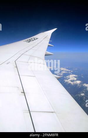 Vista delle Alpi giapponesi da una finestra aerea Giappone Foto Stock