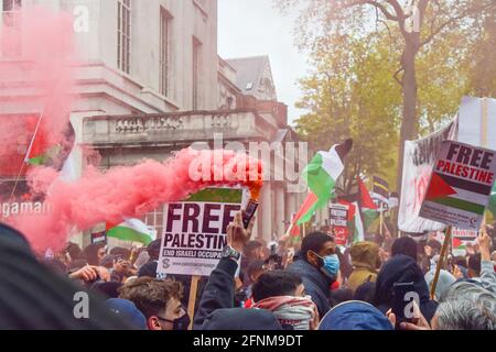 Londra, Regno Unito. 15 maggio 2021. I manifestanti si riuniscono a Kensington High Street, fuori dall'ambasciata israeliana, a sostegno della Palestina, mentre le tensioni tra Israele e Palestina si intensificavano. Foto Stock