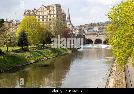 Pulteney Bridge and Empire Hotel, River Avon, Bath, Somerset, Inghilterra, REGNO UNITO Foto Stock