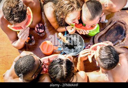 Vista dall'alto di un amico multirazziale che si diverte in barca a vela Festa con champagne angria courmelon - concetto di amicizia con i giovani persone multirazziali Foto Stock