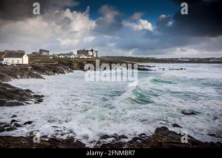 Alta marea e mare agile a Little Fistral a Newquay in Cornovaglia. Foto Stock