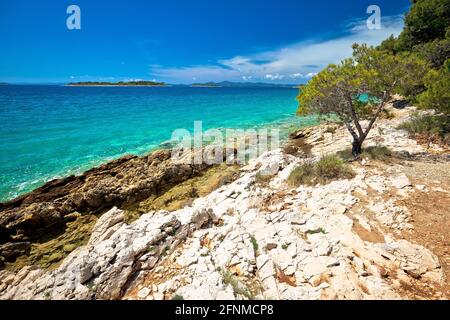 Idilliaco turchese spiaggia rocciosa vista paesaggio a Zara riviera, Pakostane in Dalmazia regione della Croazia Foto Stock