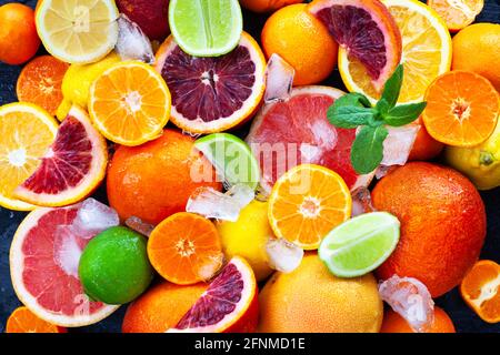 Primo piano di agrumi freschi e succosi - arance, mandarini, limoni e lime, vista dall'alto Foto Stock