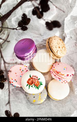 Macaron francesi colorati su sfondo grigio. Colori pastello. Vista dall'alto. Foto Stock