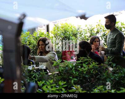 Milano, Roberta Armani a pranzo con gli amici e il fidanzato Giuseppe Vicino Roberta Armani, nipote di Giorgio, sorpreso a pranzo con gli amici e il suo ragazzo Giuseppe Vicino. Dopo aver mangiato nel proprio ristorante all'aperto, Roberta Armani cammina verso gli uffici tenendo per mano il suo ragazzo Giuseppe Vicino, che poi presenta al personale. SERVIZIO ESCLUSIVO - PISCINA CON IPA-2 VILLA-MANTIS Foto Stock