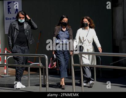 Milano, Roberta Armani a pranzo con gli amici e il fidanzato Giuseppe Vicino Roberta Armani, nipote di Giorgio, sorpreso a pranzo con gli amici e il suo ragazzo Giuseppe Vicino. Dopo aver mangiato nel proprio ristorante all'aperto, Roberta Armani cammina verso gli uffici tenendo per mano il suo ragazzo Giuseppe Vicino, che poi presenta al personale. SERVIZIO ESCLUSIVO - PISCINA CON IPA-2 VILLA-MANTIS Foto Stock