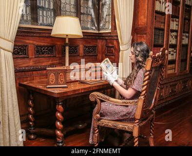 Hever Castle, Edenbridge, 18 maggio 2021 l'ex amministratore del castello di Hever Kate McCaffrey ha trascorso quasi un anno a studiare i due libri di preghiera come parte della sua tesi per i suoi Maestri in Studi medievali e antichi moderni, e ha trovato la formulazione nascosta che era stata scoperta per più di 400 anni. Qui tenendo Anne Boleyn Prayer book.Paul Quezada-Neiman/Alamy Live News Foto Stock