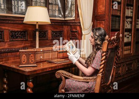 Hever Castle, Edenbridge, 18 maggio 2021 l'ex amministratore del castello di Hever Kate McCaffrey ha trascorso quasi un anno a studiare i due libri di preghiera come parte della sua tesi per i suoi Maestri in Studi medievali e antichi moderni, e ha trovato la formulazione nascosta che era stata scoperta per più di 400 anni. Qui tenendo Anne Boleyn Prayer book.Paul Quezada-Neiman/Alamy Live News Foto Stock