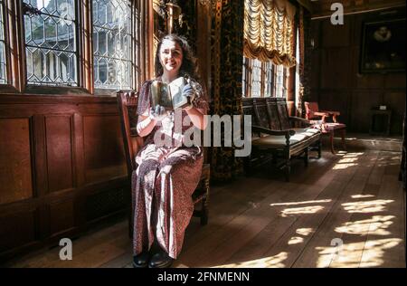 Hever Castle, Edenbridge, 18 maggio 2021 l'ex amministratore del castello di Hever Kate McCaffrey ha trascorso quasi un anno a studiare i due libri di preghiera come parte della sua tesi per i suoi Maestri in Studi medievali e antichi moderni, e ha trovato la formulazione nascosta che era stata scoperta per più di 400 anni. Qui tenendo Anne Boleyn Prayer book.Paul Quezada-Neiman/Alamy Live News Foto Stock