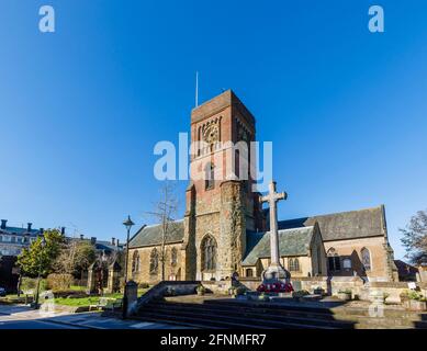 Chiesa parrocchiale di Santa Maria Vergine, diocesi di Chichester, e monumento commemorativo della guerra di pietra a Petworth, una piccola città del Sussex occidentale, Inghilterra sudorientale Foto Stock