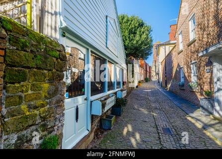 Lombard Street e Chequs Antiques negozio a Petworth, una piccola città nel Sussex occidentale, nel sud-est dell'Inghilterra Foto Stock