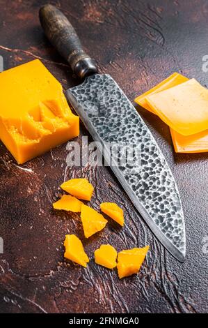 Concetto di cibo giapponese. Catering, vari tipi di sushi roll set. Sfondo nero. Vista dall'alto Foto Stock