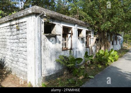 Abbandonata una casa di pietra a piani a Lantau Island, Hong Kong Foto Stock