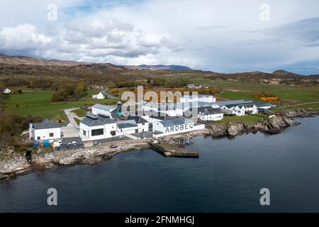 Vista aerea della distilleria Ardbeg, Islay, la distilleria è di proprietà di Louis Vuitton Moët Hennessy, e produce un whisky Islay pesantemente pesantemente pesato. Foto Stock