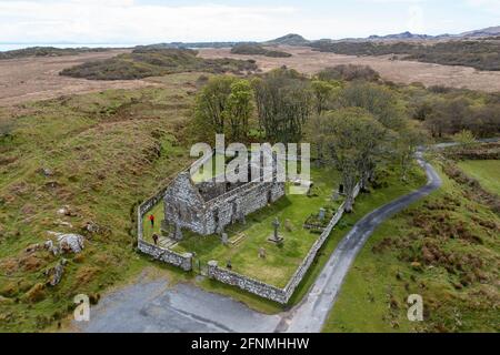 Vista aerea della vecchia chiesa parrocchiale di Kildalton e Kildalton High Cross, Kildalton, Islay, Scozia. Foto Stock