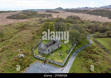 Vista aerea della vecchia chiesa parrocchiale di Kildalton e Kildalton High Cross, Kildalton, Islay, Scozia. Foto Stock