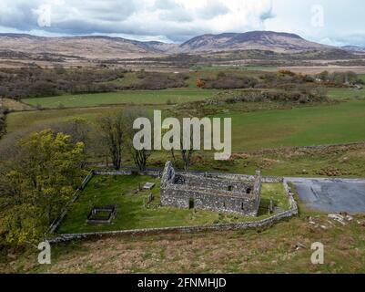 Vista aerea della vecchia chiesa parrocchiale di Kildalton e Kildalton High Cross, Kildalton, Islay, Scozia. Foto Stock