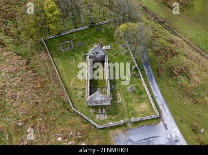 Vista aerea della vecchia chiesa parrocchiale di Kildalton e Kildalton High Cross, Kildalton, Islay, Scozia. Foto Stock