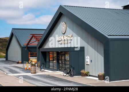 La nuova distilleria Ardnahoe sulla costa settentrionale di Islay, Scozia. Foto Stock