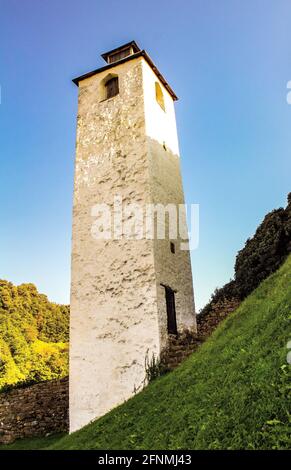 Scatto verticale di una torre prominente nella Fortezza di Maglaj In Bosnia-Erzegovina Foto Stock