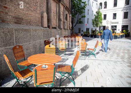 Bar, caffetterie, ristoranti e Außengastronomie sind kaum besucht. Die 7-Tage-Inzidenz in der bayerischen Landeshauptstadt München sinskt am 18.5.2021 wieder unter 50. Damit könnten Museen, Läden und weitere Einrichtungen ohne Terminvereinbarung wieder öffnen, wenn der Wert stabil bleibt. - solo poche persone vanno a bar, caffè, ristoranti all'aperto. L'incidenza di sette giorni a Monaco, in Germania, è scesa sotto i 50 il 18 maggio 2021. Se il punteggio rimane stabile, musei, negozi e altre strutture potrebbero aprirsi senza appuntamento. (Foto di Alexander Pohl/Sipa USA) Credit: Sipa USA/Alamy Live News Foto Stock