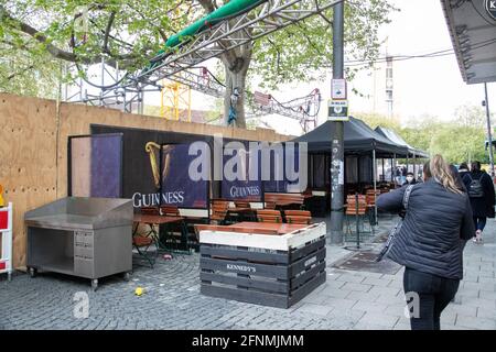 Bar, caffetterie, ristoranti e Außengastronomie sind kaum besucht. Die 7-Tage-Inzidenz in der bayerischen Landeshauptstadt München sinskt am 18.5.2021 wieder unter 50. Damit könnten Museen, Läden und weitere Einrichtungen ohne Terminvereinbarung wieder öffnen, wenn der Wert stabil bleibt. - solo poche persone vanno a bar, caffè, ristoranti all'aperto. L'incidenza di sette giorni a Monaco, in Germania, è scesa sotto i 50 il 18 maggio 2021. Se il punteggio rimane stabile, musei, negozi e altre strutture potrebbero aprirsi senza appuntamento. (Foto di Alexander Pohl/Sipa USA) Credit: Sipa USA/Alamy Live News Foto Stock