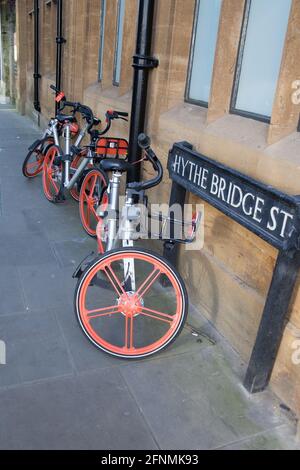 Oxford, Oxfordshire, UK 01 29 2020 Orange noleggio biciclette sul marciapiede a Oxford, Regno Unito Foto Stock