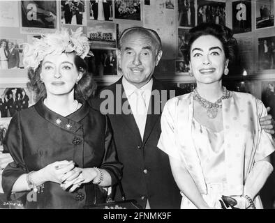 SETTE DAVIS e JOAN CRAWFORD con IL JACK L. WARNER Presidente di Warner Bros.(nel suo studio) pubblicità per l'inizio della produzione DI CIÒ CHE È MAI ACCADUTO AL BAMBINO JANE? 1962 regista ROBERT ALDRICH romanzo Henry Farrell sceneggiatura Lukas Heller The Associates and Aldrich Company / Warner Bros Foto Stock