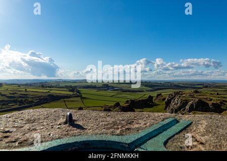 Visita Harborough Rocks, con splendide viste sul lago Carlington e sui mulini a vento Foto Stock