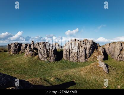 Visita Harborough Rocks, con splendide viste sul lago Carlington e sui mulini a vento Foto Stock