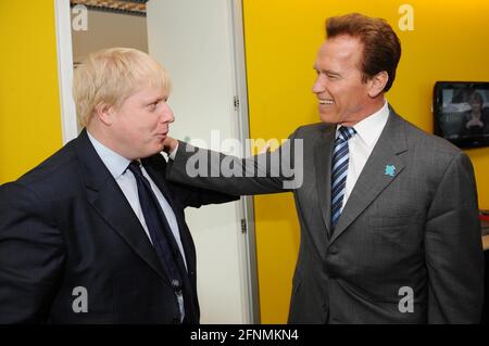 File photo datato 31/3/2011 di Boris Johnson mostra Arnold Schwarzenegger intorno al suo ufficio al Municipio di Londra. La stella di Hollywood ha elogiato Boris Johnson dicendo che è il 'affare reale'. Data di emissione: Martedì 18 maggio 2021. Foto Stock