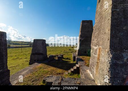 Visita Harborough Rocks, con splendide viste sul lago Carlington e sui mulini a vento Foto Stock