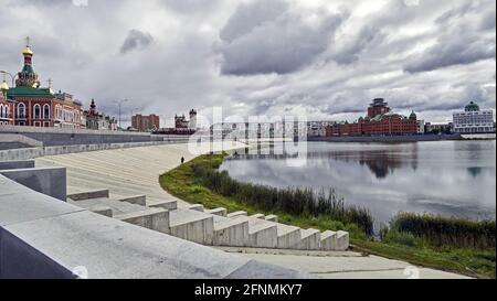 Russia; .Yoshkar-Ola capitale della Repubblica di Mari El, lungo il fiume Koshaga. Il molo Brugeal e la sagoma della Cattedrale nuovo ortodosso Foto Stock