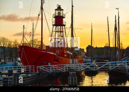 Den Helder, Paesi Bassi. Le barche e i magazzini dell'ex cantiere Willems a Den Helder, Paesi Bassi. Foto di alta qualità. Industriale He Foto Stock