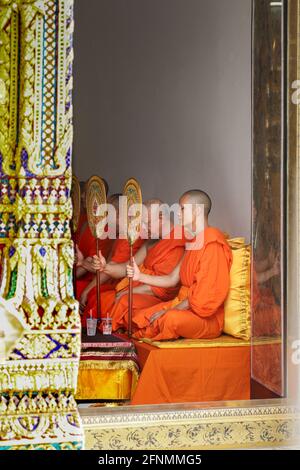 BANGKOK, THAILANDIA - 10 ottobre 2020: Monaci buddisti al tempio di Bangkok Foto Stock