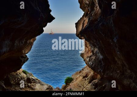 BIRZEBBUGA, MALTA - 10 giu 2015: La vista dalla grotta marina, formata da agenti atmosferici / erosione del calcare maltese. L'uscita della grotta si affaccia sul mare Foto Stock