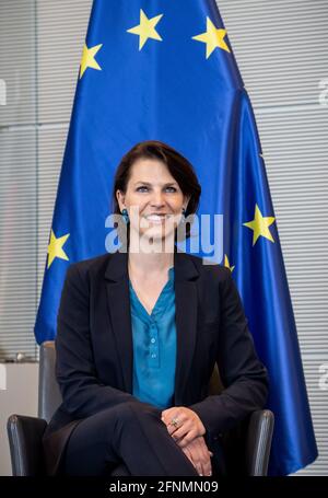 Berlino, Germania. 18 maggio 2021. Karoline Edtstadler, ministro federale austriaco dell'UE e della Costituzione, partecipa a un incontro con il presidente del Bundestag, nel Bundestag im. Edtstadler e Schäuble si sono incontrati per colloqui bilaterali. Credit: Michael Kappeler/dpa pool/dpa/Alamy Live News Foto Stock