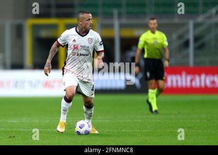 Radja Naindgolan di Cagliari Calcio in azione durante la Serie A partita tra AC Milano e Cagliari Calcio. La partita termina in un pareggio 0-0. Foto Stock