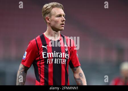 Simon Kjaer dell'AC Milan guarda durante la Serie A una partita tra AC Milan e Cagliari Calcio. La partita termina in un pareggio 0-0. Foto Stock