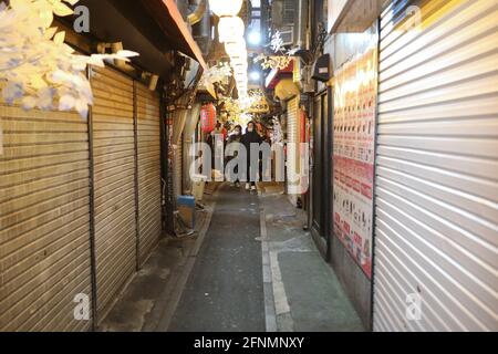 (210518) -- TOKYO, 18 maggio 2021 (Xinhua) -- Foto scattata il 22 gennaio 2021 mostra i negozi chiusi a Tokyo, Giappone. Il prodotto interno lordo del Giappone nell'anno fiscale 2020 si è ridotto del 4.6 per cento in termini reali, in calo per il secondo anno consecutivo, le statistiche del governo hanno rivelato martedì. Nel frattempo, le statistiche governative hanno mostrato che l'economia del paese nel periodo gennaio-marzo ha contratto un reale annualizzato 5.1 per cento rispetto al trimestre precedente, il primo ritiro in tre trimestri, a causa di un secondo stato di emergenza per la pandemia COVID-19. (Xinhua/Du Xiaoyi) Foto Stock