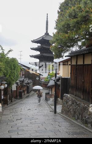 (210518) -- TOKYO, 18 maggio 2021 (Xinhua) -- Foto scattata il 29 aprile 2021 mostra una strada commerciale quasi vuota a Kyoto, Giappone. Il prodotto interno lordo del Giappone nell'anno fiscale 2020 si è ridotto del 4.6 per cento in termini reali, in calo per il secondo anno consecutivo, le statistiche del governo hanno rivelato martedì. Nel frattempo, le statistiche governative hanno mostrato che l'economia del paese nel periodo gennaio-marzo ha contratto un reale annualizzato 5.1 per cento rispetto al trimestre precedente, il primo ritiro in tre trimestri, a causa di un secondo stato di emergenza per la pandemia COVID-19. (Xinhua/Du Xiaoyi) Foto Stock