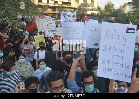 Lahore, Pakistan. 17 maggio 2021. Studenti palestinesi e pakistani di diversi istituti di istruzione e membri della società civile stanno tenendo cartelli che partecipano a una manifestazione di protesta a sostegno della Palestina e contro gli attacchi di Israele contro i palestinesi a libert Chowk a Lahore. (Foto di Rana Sajid Hussain/Pacific Press) Credit: Pacific Press Media Production Corp./Alamy Live News Foto Stock