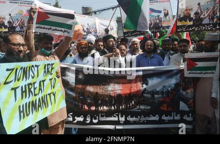 Lahore, Pakistan. 17 maggio 2021. Studenti palestinesi e pakistani di diversi istituti di istruzione e membri della società civile stanno tenendo cartelli che partecipano a una manifestazione di protesta a sostegno della Palestina e contro gli attacchi di Israele contro i palestinesi a libert Chowk a Lahore. (Foto di Rana Sajid Hussain/Pacific Press) Credit: Pacific Press Media Production Corp./Alamy Live News Foto Stock