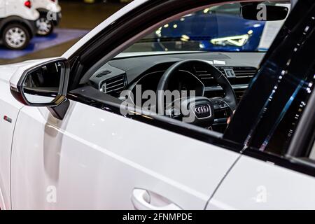 Riga, Lettonia, 25 settembre 2020: Vista attraverso il finestrino del conducente del volante e del cruscotto Audi Foto Stock